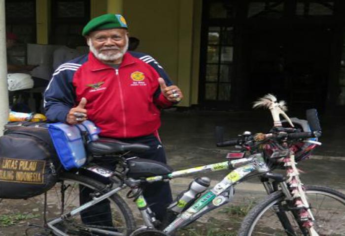 Kakek 73 Tahun Semangat Kampanyekan Lingkungan Di Indonesia